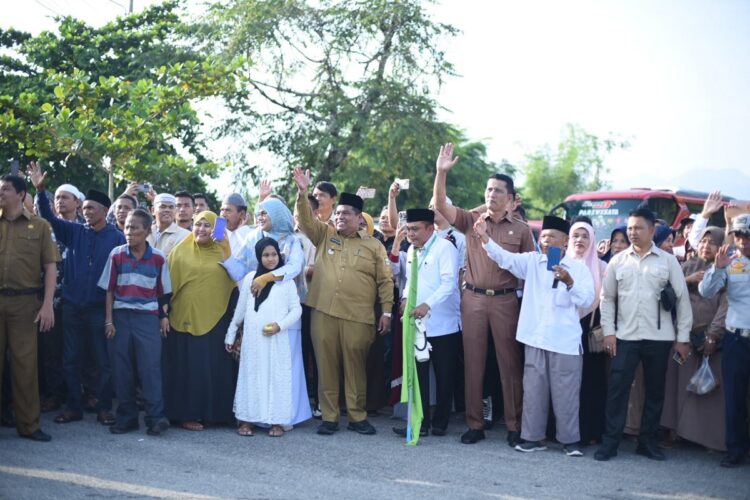 265 CJH Berangkat Menuju Tanah Suci 1 PELEPASAN JEMAAH— Bupati Padangpariaman Suhatri Bur meambaikan tangan saat melepas keberangkatan Calon Jemaah Haji (CJH) Padangpariaman dari Padangpariaman menuju Asrama Haji Embarkasi Padang. Hari ini, Selasa (6/6) seluruh jemaah akan berangkat menuju tanah suci Makah Al Mukaramah.