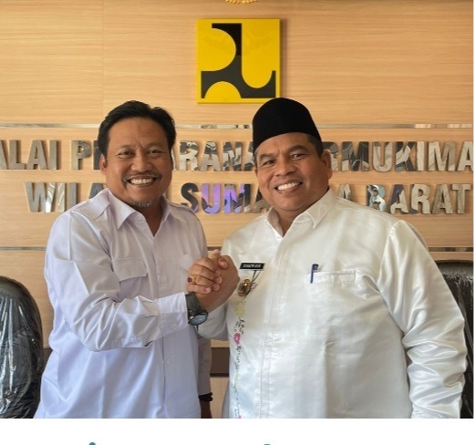 Suhatri Bur Minta BPPW Sumbar, Bantu Bangun Pipa JDU dan 8 Unit Mobil Angkutan Air PDAM 1 BERSAMA—Suhatri Bur bersama Kepala Balai PPW Sumbar Kasgoro.