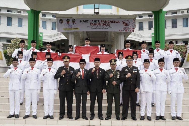 Masyarakat Diajak Mengaktualisasikan Nilai Pancasila 1 FOTO BERSAMA—Bupati Lima Puluh Kota Safaruddin Dt. Bandaro Rajo selaku inspektur upacara foto bersama Forkopimda usai upacara Peringatan Hari Lahir Pancasila.