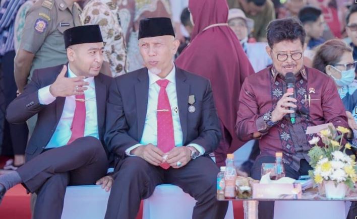 Berkat Dukungan Gubernur dan Wagub, Petani Milenial Mulai Tumbuh di Sumbar 1 DUDUK BERSAMA— Gubernur Sumbar, Mahyeldi Ansharullah dan Wagub Audy Joinaldy duduk bersama Menteri Pertanian, Syahrul Yasin Limpo, saat Pembukaan Penas XVI KTNA beberapa waktu lalu.