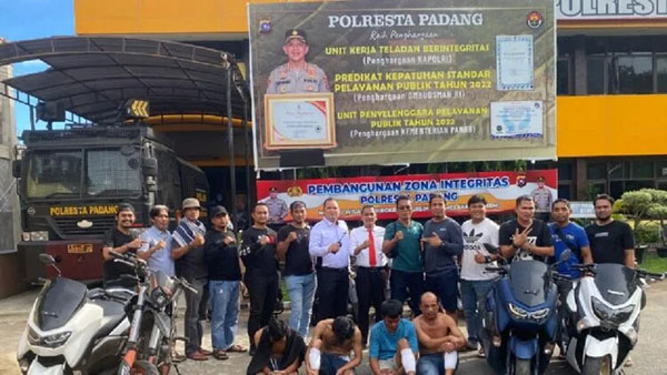 Komplotan Curanmor Bersenpi Dihadiahi Timah Panas, Beraksi di Padang, Dijual ke Jambi 1 CURANMOR— Tim Klewang Polresta Padang mengamankan empat pelaku curanmor bersenpi di Dharmasraya.