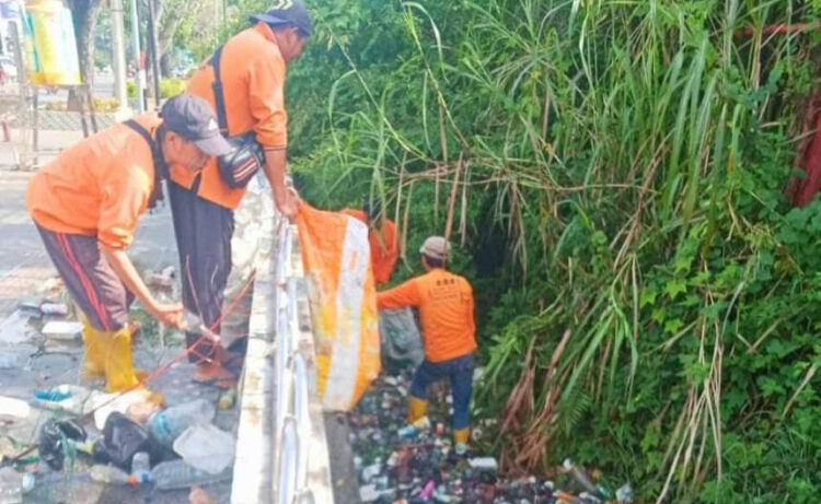 Warga masih Suka Buang Sampah di Saluran Drainase 1 PEMBERSIHAN DRAINASE— Petugas DLH Kota Padang membersihkan saluran drainase di kawasan Ulak Karang Utara yang dipenuhi sampah.