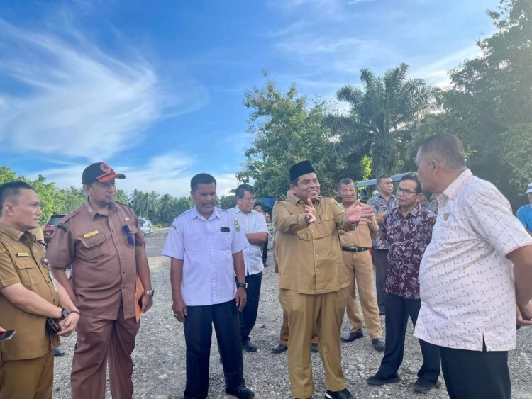 Rawan Bencana, Padangpariaman Terima Dana Hibah Rp29,5 M dari BNPB 1 DIALOG—bupati dialog dengan ketua DPRD saat ppeletakan batu pertama cek dam aliran Sungai Batang Sungai Limau.