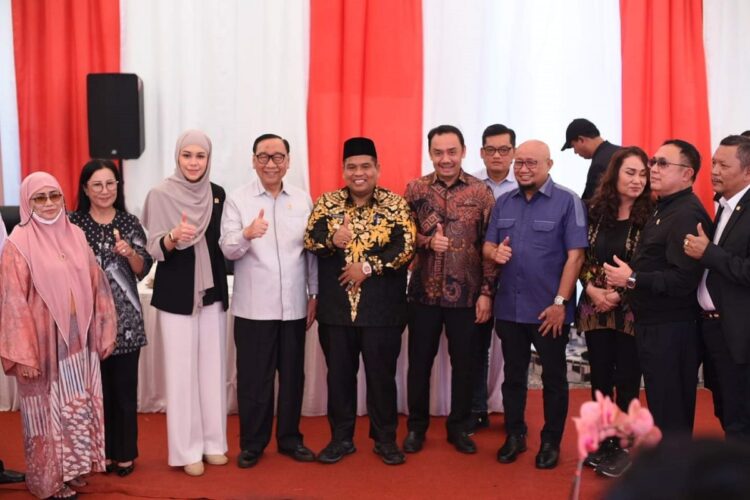 BERSAMA—Bupati Suhatri Bur saat bersama BMKG dan anggota DPR saat acara sosialisasi kebencanaan.