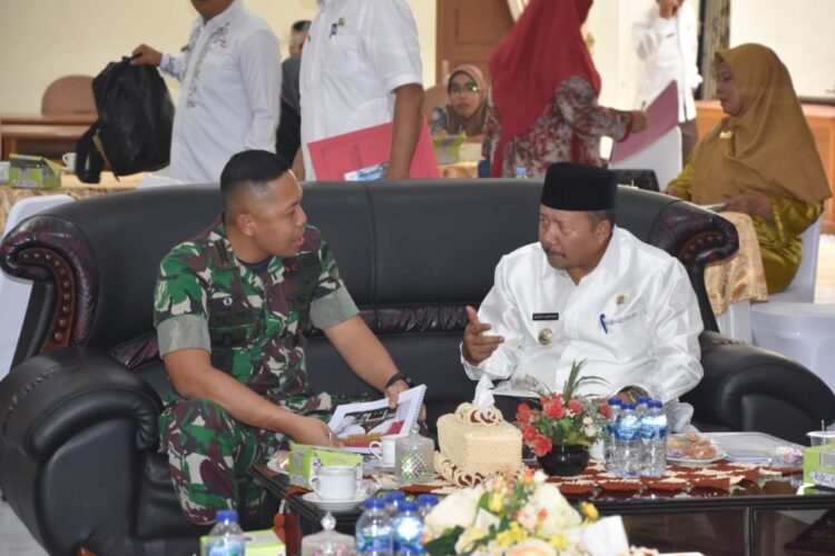 Dandim 0304 Agam Paparkan Rencana TMMD, Program Tingkatkan Kesejahteraan Masyarakat 1 MEMAPARKAN— Bupati Agam, Andri Warman dengarkan pemaparan Dandim 0304/Agam, Letkol Czi Renggo Yudi Ariesko terkait rencana TMMD ke 117 Kodim 03/04 Agam tahun 2023, di Mess Pemkab Agam, Belakang Balok, Bukittinggi, Jumat (9/6).