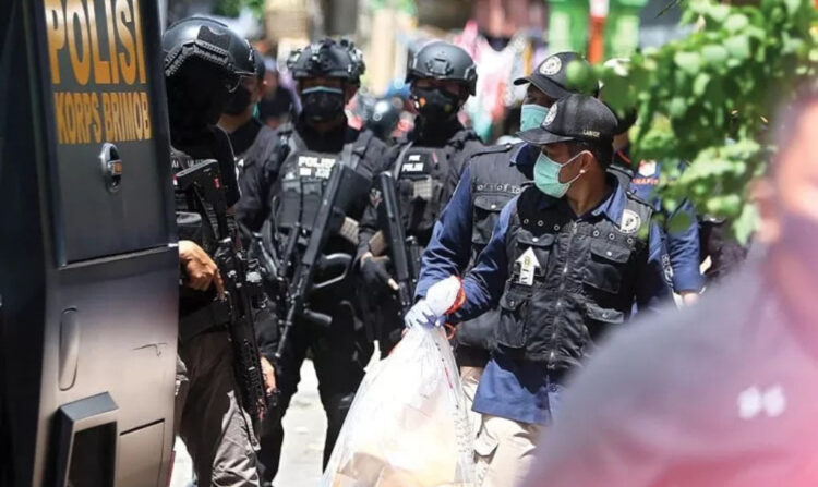 Densus 88 Beruntun Tangkap Terduga Teroris di Jatim dan NTB 1 ILUSTRASI— Tim Densus 88 dan Gegana Brimob melakukan penggeledahan di rumah terduga teroris.