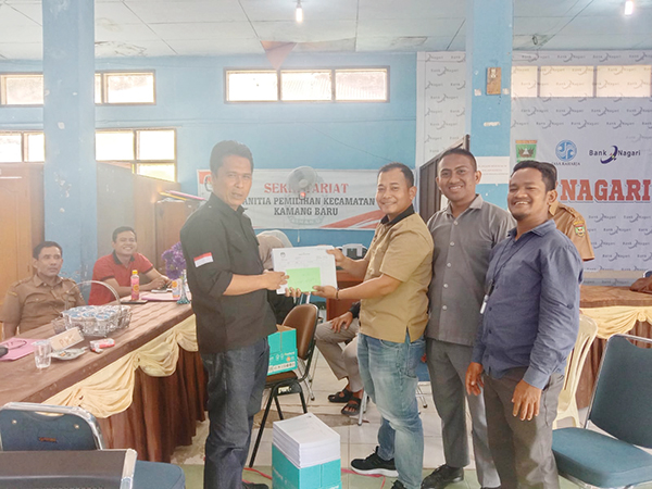 SERAHKAN DPT— Anggota KPU Sijunjung, Juni Wandri selaku Divisi Sosialisasi, Partisipasi Masyarakat dan SDM menyerahkan DPT di Kecamatan Kamang Baru. Daftar tersebut akan ditempelkan di setiap Kantor Walinagari yang ada, pada Senin (26/6).