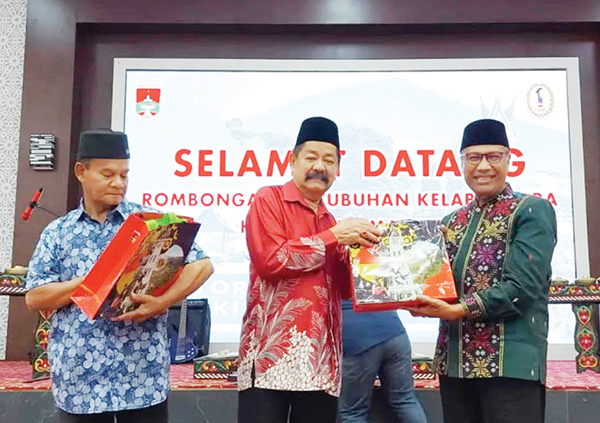 Dikunjungi Kerajaan Malaysia, Bukittinggi-Seremban Buka Peluang Kerja Sama Sister City 1 BERIKAN CENDERA MATA— Wakil Wali Kota Bukittinggi, Marfendi memberikan cinderamata kepada Tim Presiden Kerajaan Malaysia, Dato Seri Yusuf Harmain, Kamis (1/6) malam di balairung rumah dinas Wali Kota.