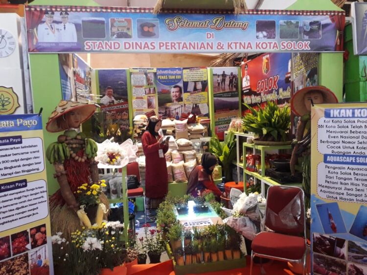 Kadis Akui pada KTNA Tampilkan Produk Unggul 1 RAMAI—Stand Dinas Pertanian Kota Solok ramai dikunjungi oleh masyarakat dan peserta Penas Tani Nelayan.