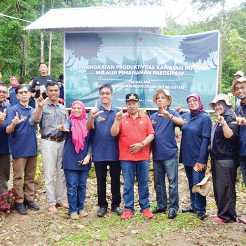 KLHK LakukanPenanaman Pohon, Agus Justianto: Hutandi Maninjau Sangat Potensial 1 PENANAMAN POHON— Ditjen PHL Kementerian Lingkungan Hidup dan Kehutanan melakukan penanaman pohon buah-buahan dengan ragam jenis di Rimbo Lestari di Nagari Maninjau, Kamis (1/6).