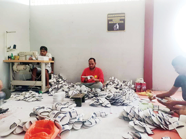 PEMBINAAN KEMANDIRIAN— Produksi sandal hotel merupakan salah satu pembinaan kemandirian WBP Lapas Bukittingi.