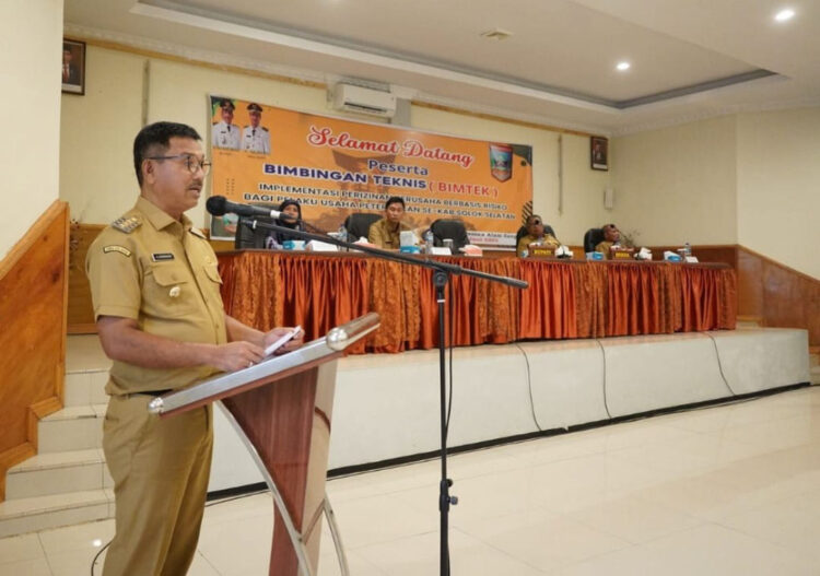 SAMBUTAN—Bupati Solok Selatan H. Khairunas berikan sambutan pada bimbingan teknis perizinan untuk pelaku usaha, Selasa (6/6).