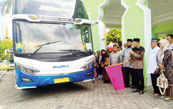 LEPAS JEMAAH— Wakil Wali Kota Padang Ekos Albar melepas bus yang membawa Calon Jemaah Haji tahun 2023 Kloter 6, di halaman Masjid Agung Nurul Iman, Jumat (9/6).