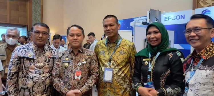 HADIRI ACARA— Wali Kota Pariaman H Genius Umar  saat menghadiri acara Smart City.