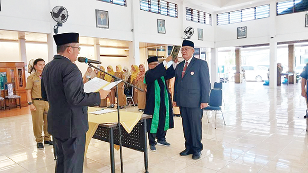 Ferri Erviyan Rinaldy Dilantik jadi Kepala Disnakerin 1 PELANTIKAN— Wali Kota Padang Hendri Septa melantik Ferri Erviyan Rinaldy sebagai Kepala Dinas Tenaga Kerja dan Perindustrian (Kadisnakerin), di Palanta Rumah Dinas Wali Kota Padang, Senin (5/6).