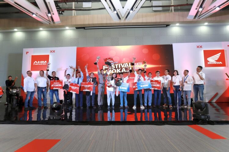 PEMENANG FESTIVAL VOKASI— Para pemenang Festival Vokasi Satu Hati berfoto bersama jajaran manajemen PT Astra Honda Motor.