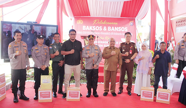 Lingkungan Presisi Polda Sumbar Diresmikan 1 SERAHKAN BANTUAN— Kapolda Sumbar Irjen Pol Suharyono menyerahkan bantuan sosial kepada anggota, masyarakat dan wartawan saat peresmian Lingkungan Presisi Polda Sumbar, Senin (19/6).