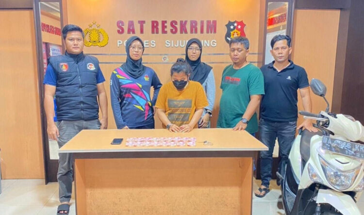 MUCIKARI— SW (43), diringkus Polres Sijunjung lantaran diduga sebagai mucikari yang menjual anak di bawah umur untuk dijadikan budak seks melalui aplikasi WA.