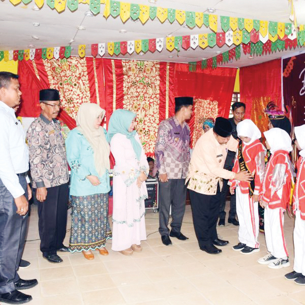 ALEK GADANG— Bupati Agam, Dr H Andri Warman hadiri Alek Gadang SDN 20 Gumarang, Nagari Tigo Koto Silungkang, Kecamatan Palembayan, Kamis (15/6).