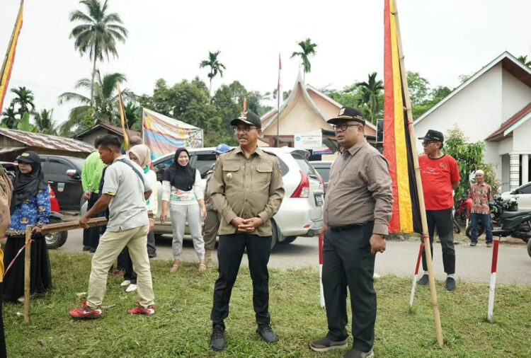 Gelorakan Semangat Goro, ASN Bersih-bersih 1 TINJAU—
Bupati Solok Selatan Khairunas saat meninjau aksi goro ASN di Nagari Lubuk Gadang Utara, Kamis (1/6)