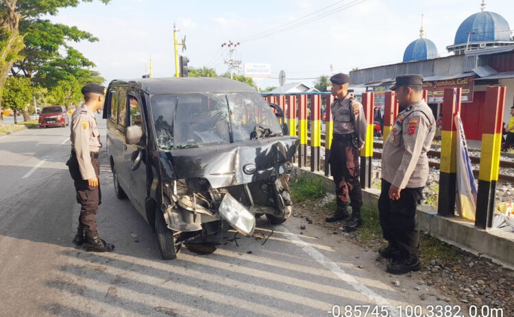DITABRAK KERETA— Polisi melakukan olah TKP kecelakaan mobil Gran Max yang tertabrak kereta api di Kecamatan Koto Tangah.