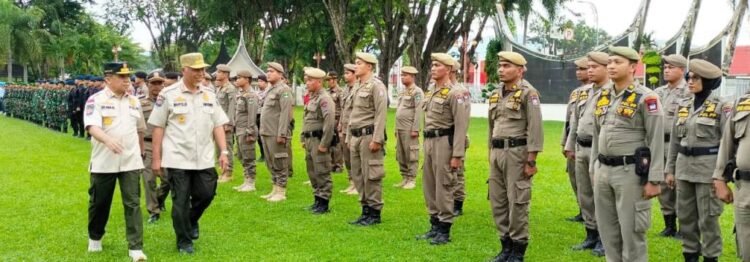 CEK PASUKAN— Gubernur Sumbar Mahyeldi melakukan pemeriksaan pasukan dalam  apel persiapan Penas Tani  XVI Tahun 2023.