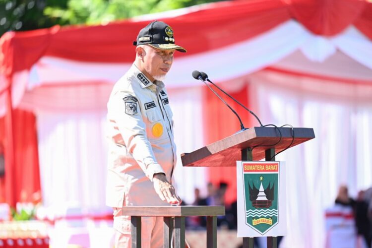 PENUTUPAN LATSITARDANUS— Gubernur Sumbar Mahyeldi Ansharullah menekan sirine tanda ditutupnya secara resmi Latsitardanus XLIII Tahun 2023 di Sumbar.