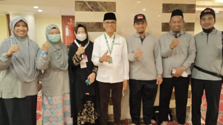 Hadir di Tengah Jemaah Haji Limapuluh Kota, Bupati Motivasi Jemaah dan Petugas Pendamping Haji 1 FOTO BERSAMA— Bupati Limapuluh Kota Safaruddin Dt.Bandaro Rajo bersama jemaah dan petugas haji asal Limapuluh Kota, sebelum keberangkatan menuju Tanah Suci.