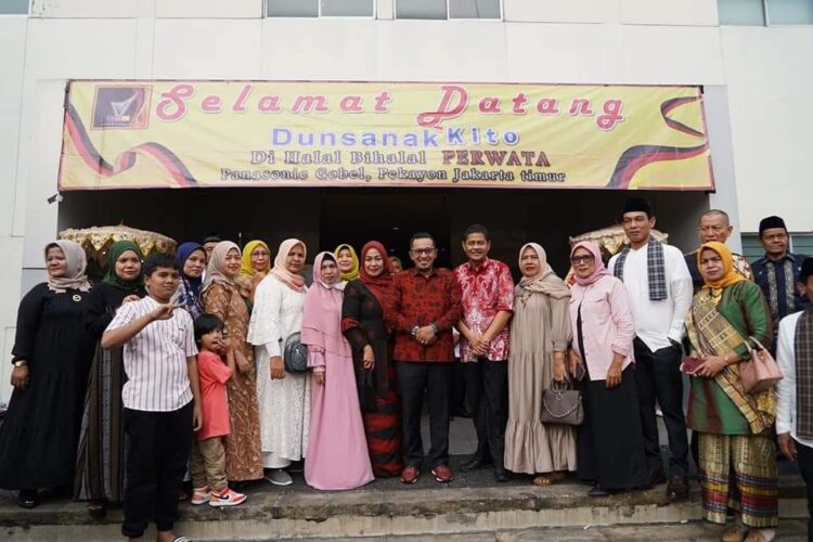 FOTO BERSAMA—Warga Tanjung Sungayang di Jakarta foto bersama dengan Bupati Eka Putra.