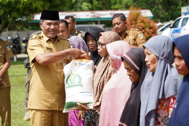 Harus Tepat Sasaran, Yulian Efi: Hanya 25 Persen Masyarakat yang dapat Bantuan 1 SALURKAN BANTUAN BERAS— Pemkab Solok Selatan menyalurkan bantuan pangan tahap tiga di Kecamatan Sangir Batang Hari.