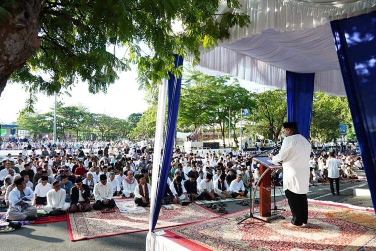 Meski Ada Perbedaan, Pelaksanaan Shalat Idul Adha 1444 H Berlangsung Aman di Tanah Datar 1 SAMBUTAN—Bupati Tanahdatar Eka Putra saat memberikan sambutan pada shalat Hari Raya Idul Adha 1444 H, Kamis (29/6).