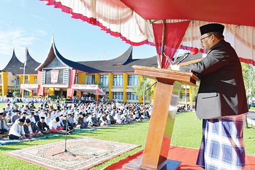 SEMANGAT BERKURBAN— Bupati Agam, Dr H Andri Warman memberikan sambutan dan mengajak maysrakat Agam untuk menggelorakan semangat berkurban untuk mengasah keikhlasan dan kepedulian sosial terhadap sesama, saat pelaksanaan shalat Idul Adha di halaman Kantor Bupati Agam, Kamis (29/6).