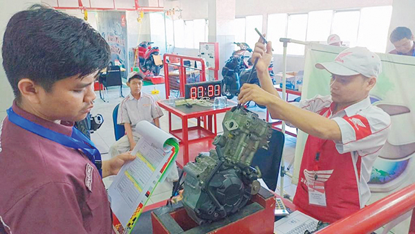 Honda Hayati Seleksi Mekanik dan Service Advisor Terbaik 1 KONTES MEKANIK— PT Hayati Pratama Mandiri menggelar Kontes Mekanik dan Service Advisor (SA) regional Sumatera Barat yang diadakan di gedung Hayati Training Center di Jalan Pemuda, Kamis (15/6).