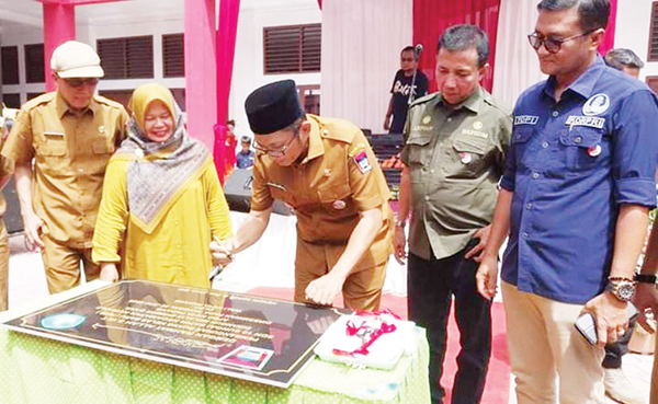 PERESMIAN— Wako Hendri Septa meresmikan Ruang Kelas Baru (RKB) untuk menunjang fasilitas pembelajaran di SDN 10 Sungai Sapih, Kecamatan Kuranji, Selasa (20/6). SDN yang dulunya hanya memiliki 11 ruang kelas, sekarang bertambah 11 ruang baru dan 1 ruang labor.