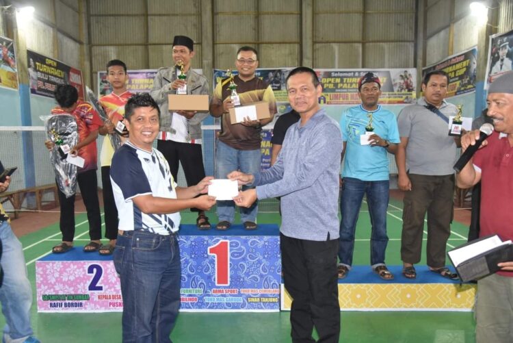 Walikota Genius Umar Serahkan Hadiah Open Turnamen Palapa Cup 1 SERAHKAN HADIAH— Walikota Pariaman, Genius Umar menyerahkan hadiah Piala dan Tabanas kepada para pemenang Kejuaran Bulu Tangkis, Open Turnamen PB Palapa Cup.