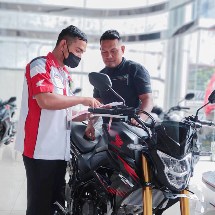 Promo Juni Untung Menara Agung, Honda CB150R Diskon Rp 1,1 Juta dan Bonus Aksesoris 1 LAYANI KONSUMEN-Sales marketing PT Menara Agung melayani konsumen yang melakukan pembelian Honda CB 150 R.