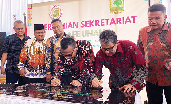 IKAFE Unand Resmikan Gedung Sekretariat Bersama 1 TANDATANGAN PRASASTI— Rektor Unand Yuliandri dan Ketua Umum Ikafe Unand Novrihandri menandatangani prasasti peresmian Sekretariat IKAFE Unand, Sabtu (3/6).