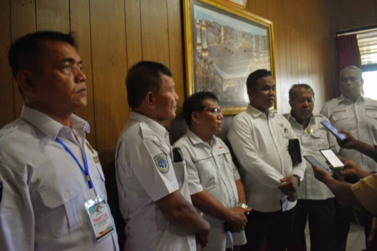 KETERANGAN PERS— Ketum Inkop M Nasir, didampingi Wakil Inkop Chandra, Kepala Advokat Basri Abas, Sekretaris Koperbam, Nursal Uce, M, SH, Ketua BP Riswan dan Ketua PUK SPTI Telukbayur Yonismon menjelaskan kepada wartawan.