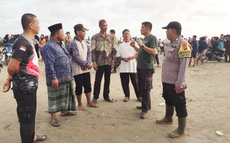 Dihantam Ombak saat Mandi-mandi, 3 Remaja Tenggelam di Muara Sambungo 1 PENCARIAN— Warga bersama petugas gabungan berupaya melakukan pencarian tiga bocah yang hilang di Muara Sambungo, Kecamatan Silaut.