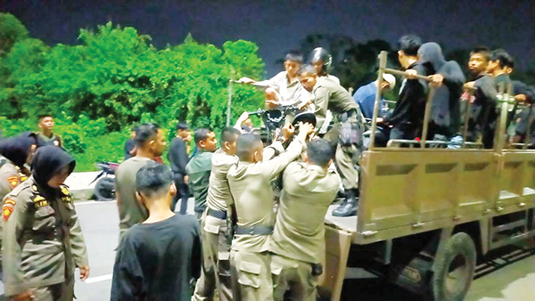 Balap Liar, 15 Remaja dan 10 Motor Diamankan 1 BALAPAN LIAR— Sebanyak 15 remaja dan 10 motor terpaksa diangkut petugas ke atas kendaraan kendali massa (Dalmas) Satpol PP Kota Padang, saat melakukan aksi balap liar di belakang kantor Balaikota Padang, Sabtu (3/6) malam.