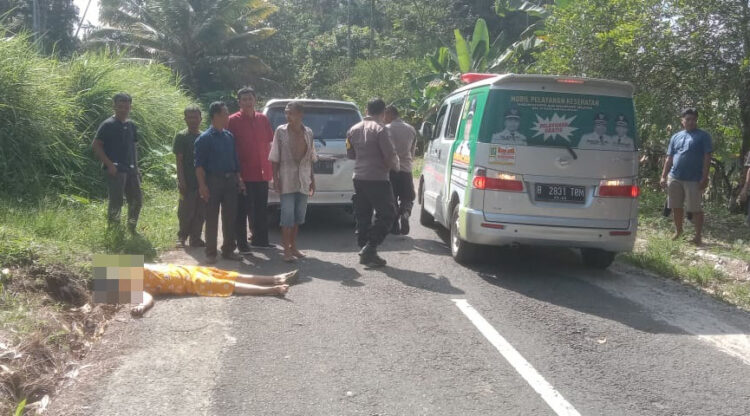 Rosmita Ditebas hingga Tewas, Leher Nyaris Putus, Pelaku Serahkan Diri, Sempat Cekcok Gegara Tanah Pusako akan Dijual 1 PEMBUNUHAN— Polisi mengevakuasi jasad wanita lansia yang tewas akibat ditebas oleh kerabatnya sendiri di Korong Kabun, Nagari Aur Malintang Selatan, Kecamatan IV Koto Aur Malintang.