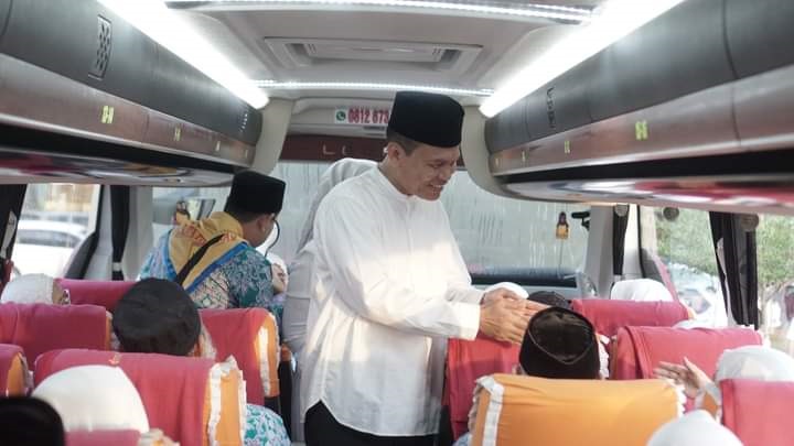 LEPAS JEMAAH—Wako Pariaman H Genius Umar melepas Calon Jemaah Haji (CJH).