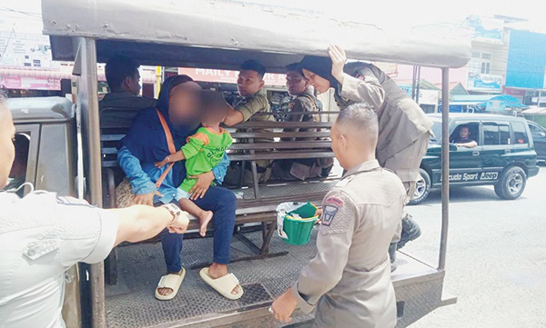 MODUS BAWA BALITA— Seorang wanita dengan perawakan yang masih kuat membawa balita untuk mengemis di salah satu rumah makan. Aksi pengemis yang sering terlihat mencubit anaknya biar menangis menjadi pusat perhatian warga dan pengunjung.