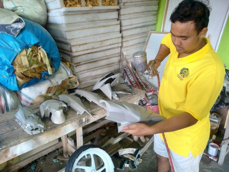 AKTIVITAS— Terlihat seorang warga binaan Lapas Narkotika Sawahlunto sedang melakukan aktivitas di bengkel kerja lapas.