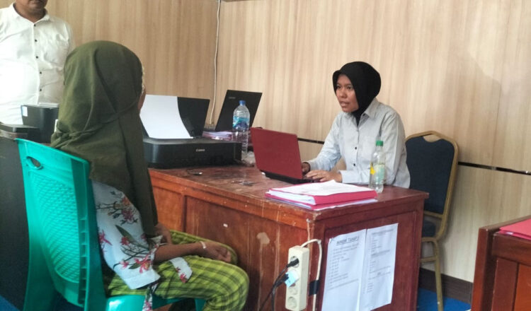 INTEROGASI— Pelaku penganiayaan terhadap anak kandung saat diinterogasi oleh Satreskrim Polres Pariaman.