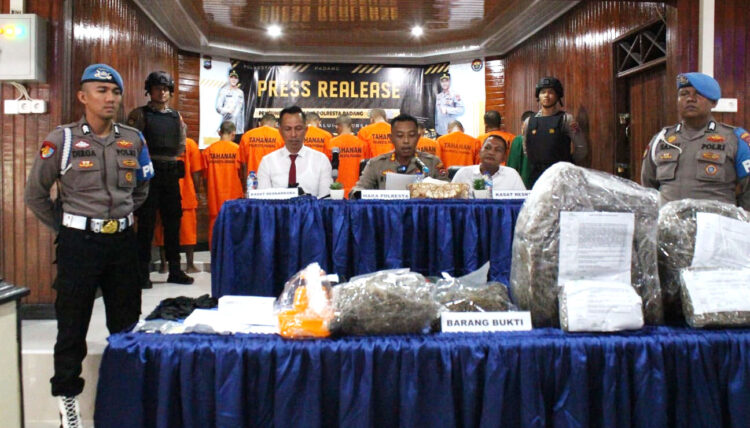 Satu Bulan, 92 Tersangka Diamankan, BB 210 Gram Sabu, 26 Butir Pil Ekstasi, dan 19 Kg Ganja 1 PRESS REALEASE — Polresta Padang menggelar press realease ungkap kasus tindak pidana penyalahan narkotika yang dipimpin oleh Wakapolresta Padang AKBP Rully Indra Wijayanto, didampingi Kasat Narkoba AKP Martadius, Senin (12/6).