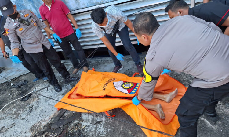 TEWAS— Polisi melakukan olah TKP tewasnya pria keturunan Tionghoa yang diduga melompat dari lantai 4 Pasar Inpres 2, Pasar Raya Padang.