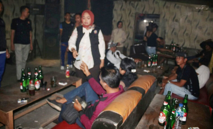 RAZIA PENGINAPAN KOS-KOSAN— Petugas Satpol PP menyisiri sejumlah penginapan, kos-kosan yang dilaporkan warga melanggar aturan Perda, sepanjang Sabtu hingga Minggu (17-18/6) dini hari WIB.