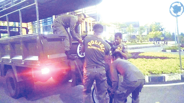 PENERTIBAN BALAP LIAR— Belasan remaja dan 12 unit sepeda motor berhasil diamankan petugas Satpol PP saat dilakukan penertiban di belakang Balaikota Padang. Seluruh remaja dan sepeda motor diserahkan ke Mapolresta Padang untuk ditindaklanjuti, Minggu (18/6) malam.
