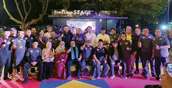 Kolaborasi Pasar Seni Padangpanjang Diapresiasi Tokoh Sumbar, Fadly Amran: Pasar Seni Wadah Pelaku Sumbar untuk Berkarya 1 Foto bersama Fadly Amran, Anggota DPR RI Andre Rosiade dan sejumlah tokoh seni se-Sumatera Barat.